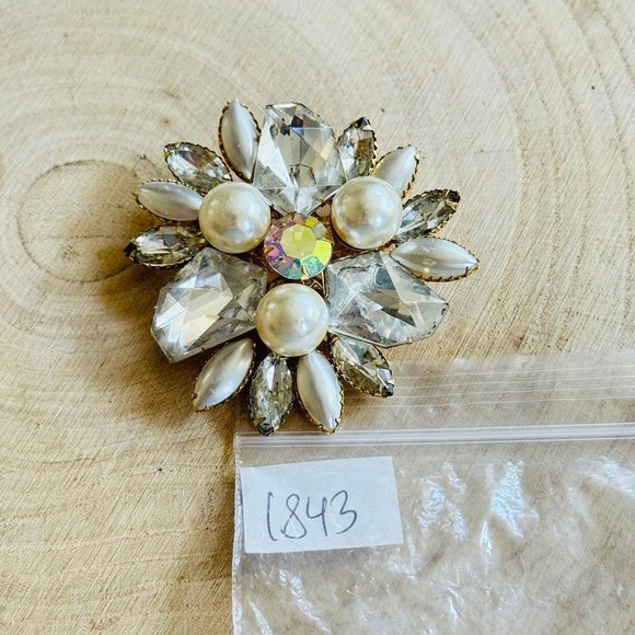 Elegant Pearl and Crystal Brooch - Picture 6 of 6